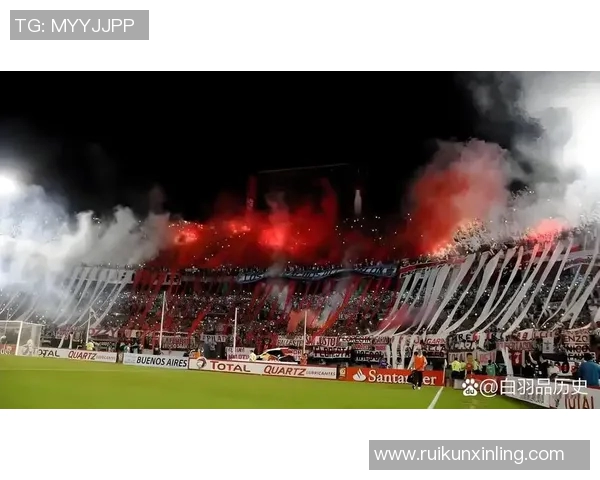 当红足球球星比赛中意外被踢受伤引发球迷热议球队前景再受关注