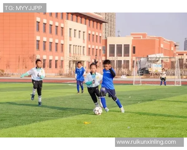 短袖足球球星绿茵闪耀激情奔跑诠释速度与力量之美